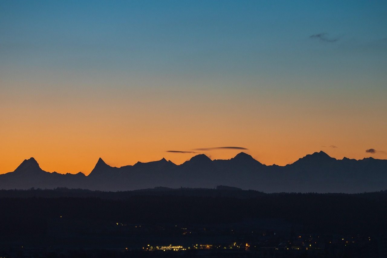 Alpsko jutro – sveža gorska pokrajina ob sončnem vzhodu